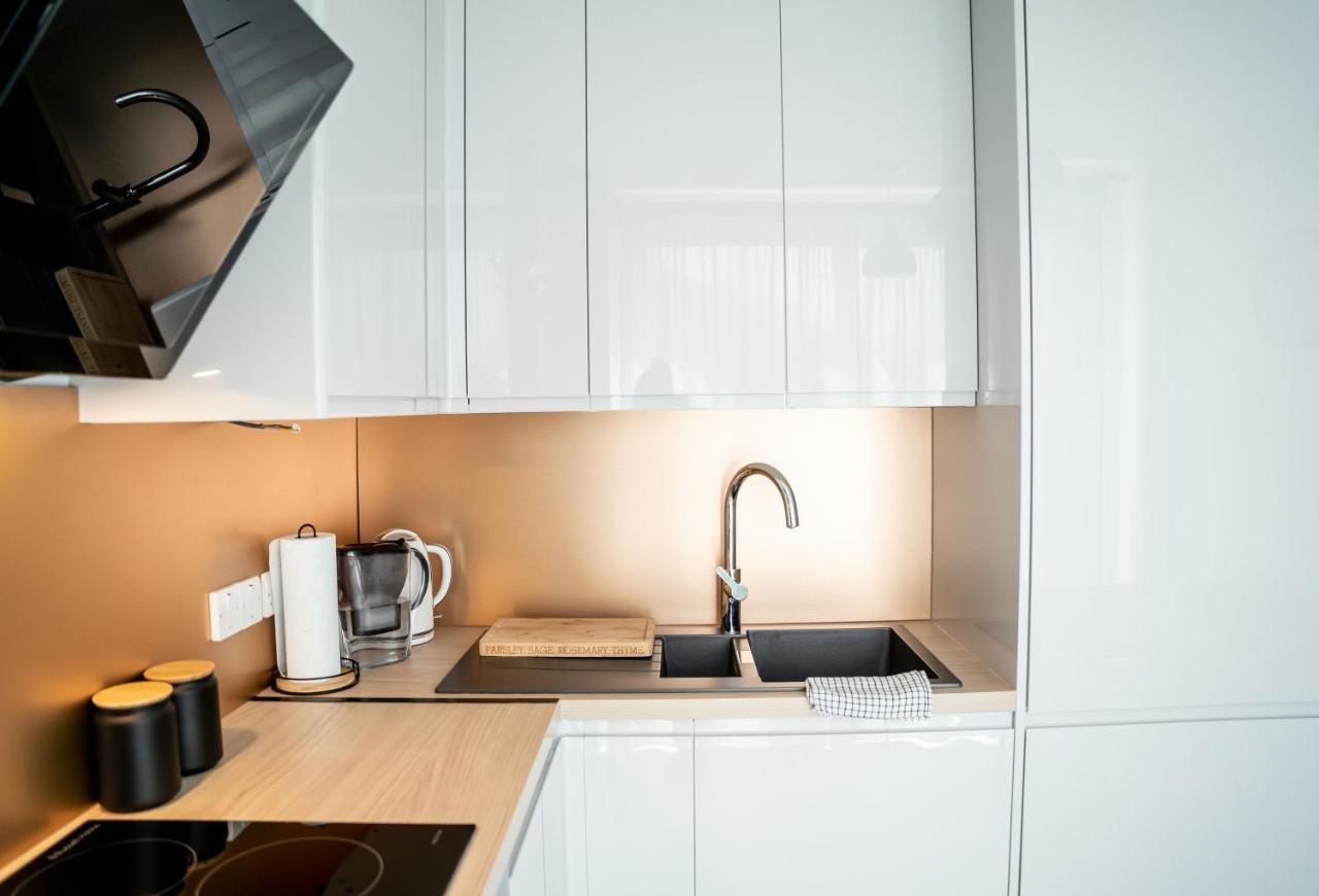 Apartment Luxurious Two Bedroom With Private Parking *