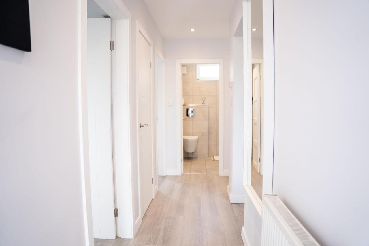 Luxurious Two Bedroom With Private Parking Apartment *