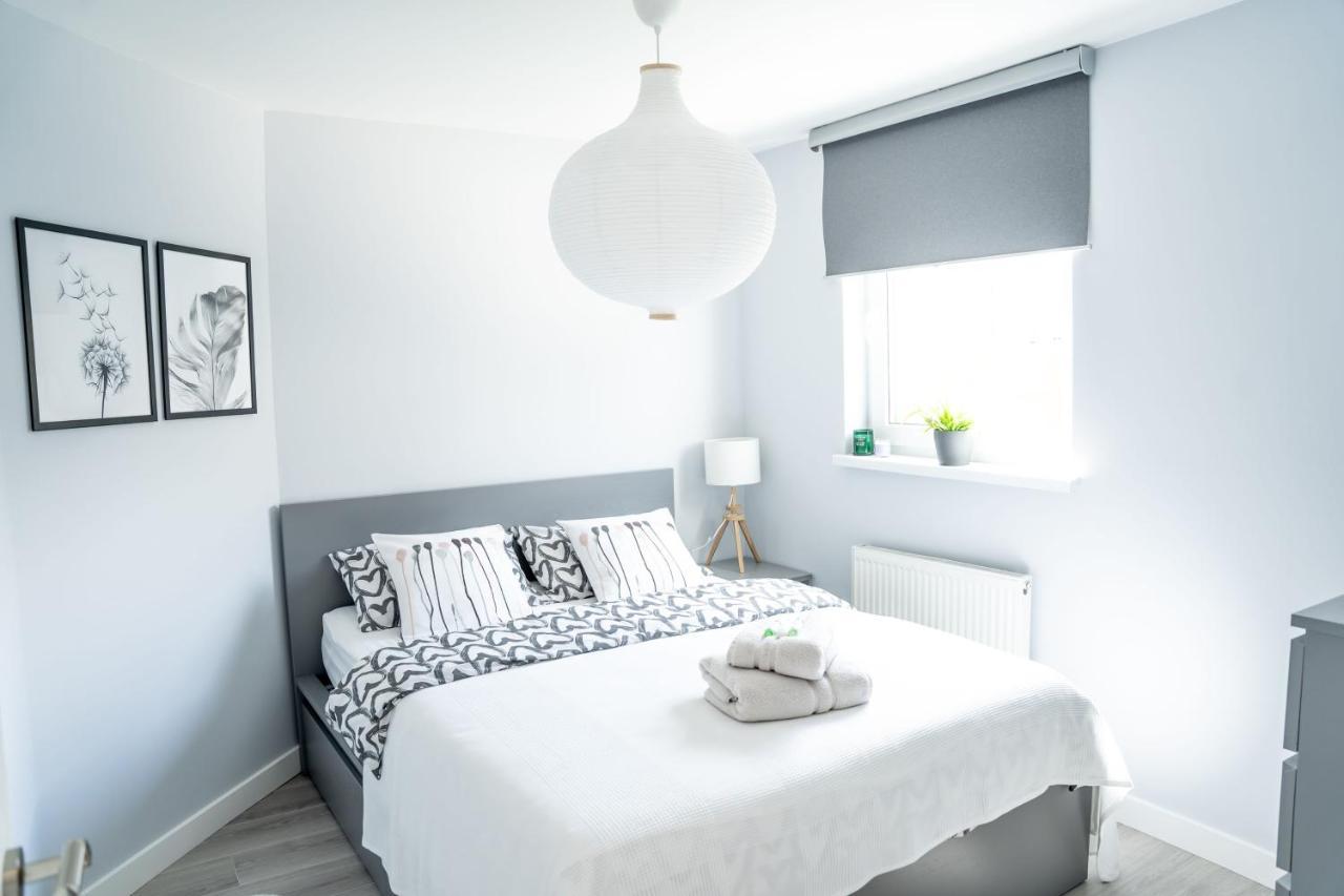 Luxurious Two Bedroom With Private Parking *