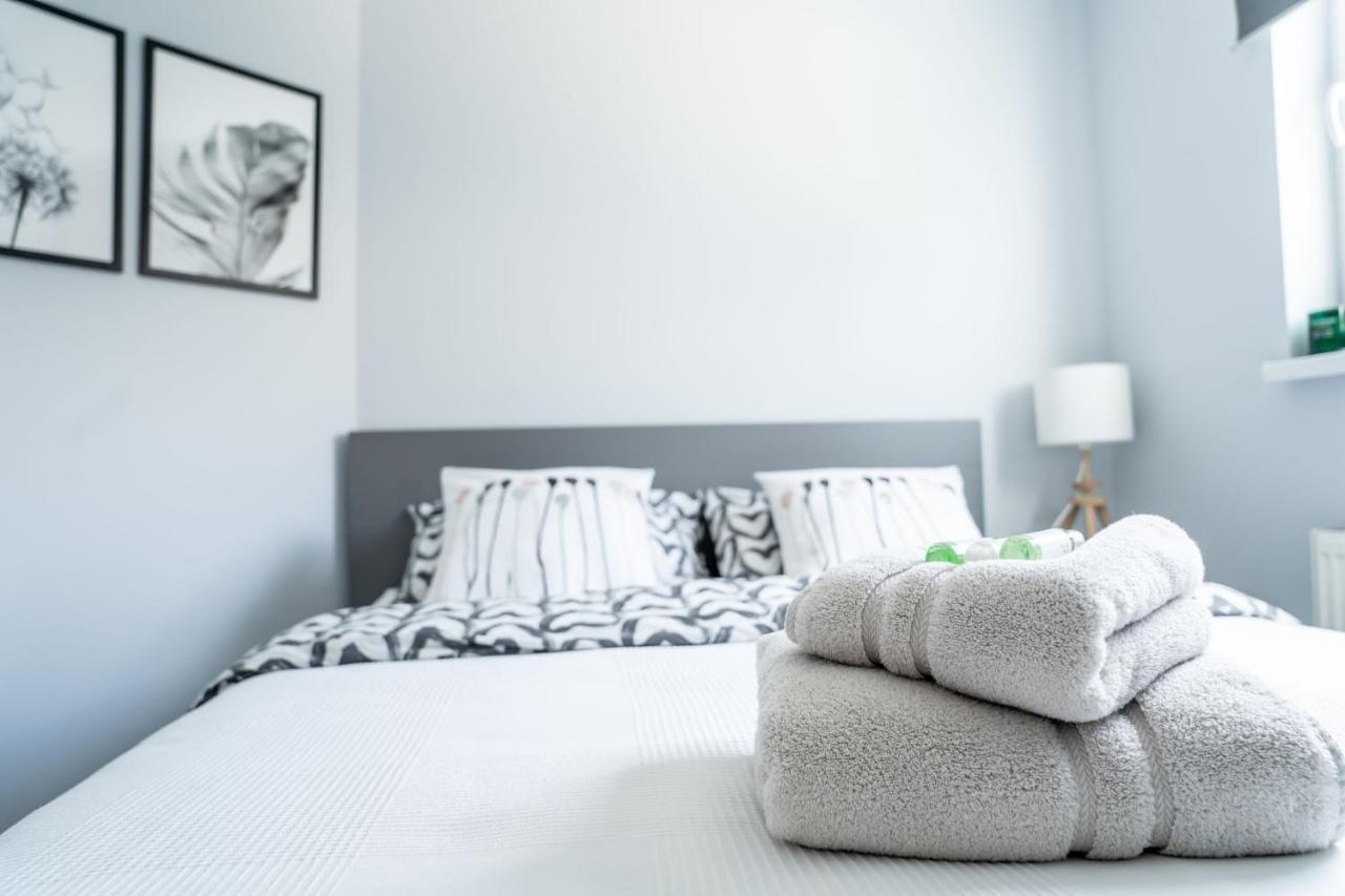 Luxurious Two Bedroom With Private Parking *